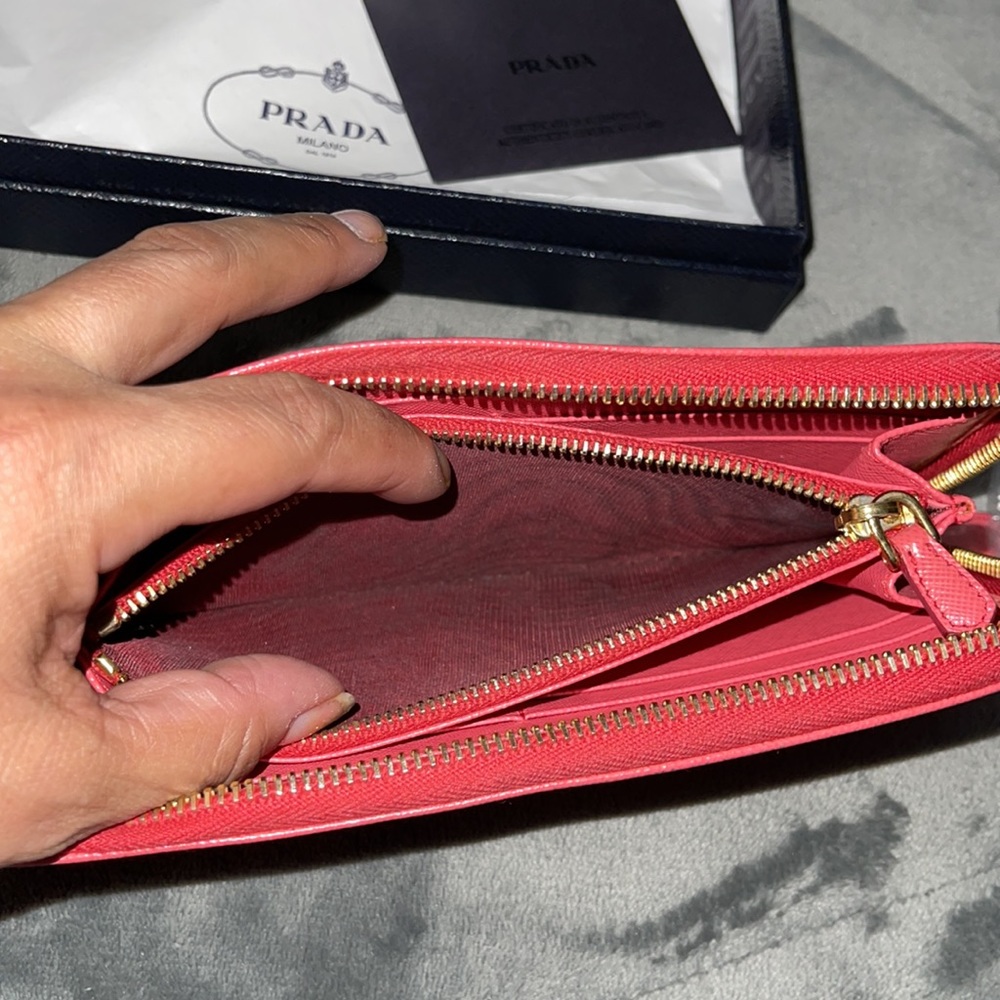 Preloved Prada wallet, excellent condition. Ask any questions.. - Picture 9 of 11